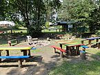 ... Feuerstelle, Grillplatz, Tische, Bnke, Spielplatz - alles da!